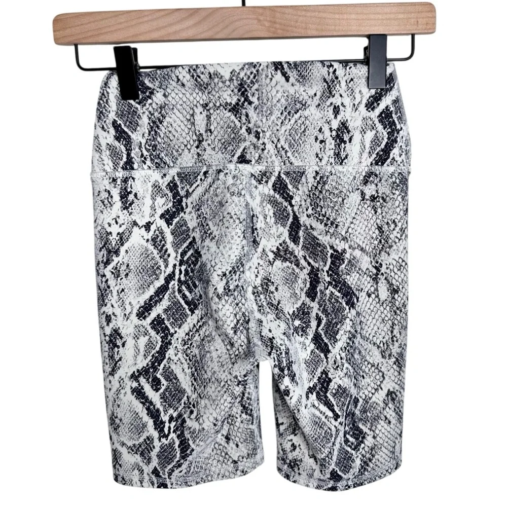 NWOT Alo Yoga High Waist Vapor Biker Shorts Snake Python Print Grey/Gray